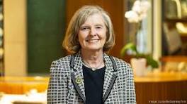 Official portrait of Amy Luttrell. 